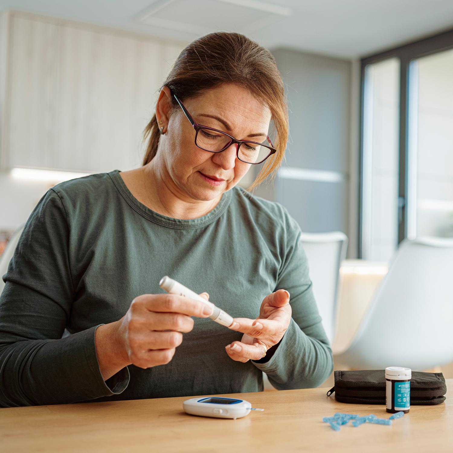 Woman uses insulin injection pen